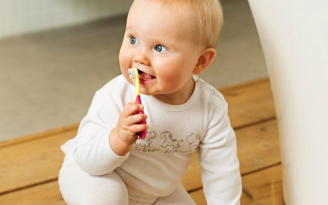 Bien choisir la brosse à dents pour un bébé