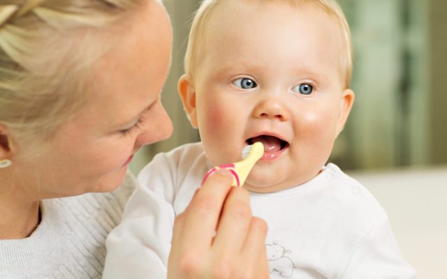 Brosser les dents de bébé