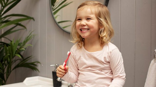 Bien choisir la brosse à dents pour son enfant