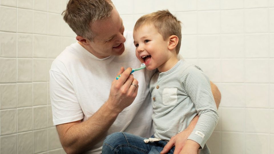 hjelpe barna med tannpussen