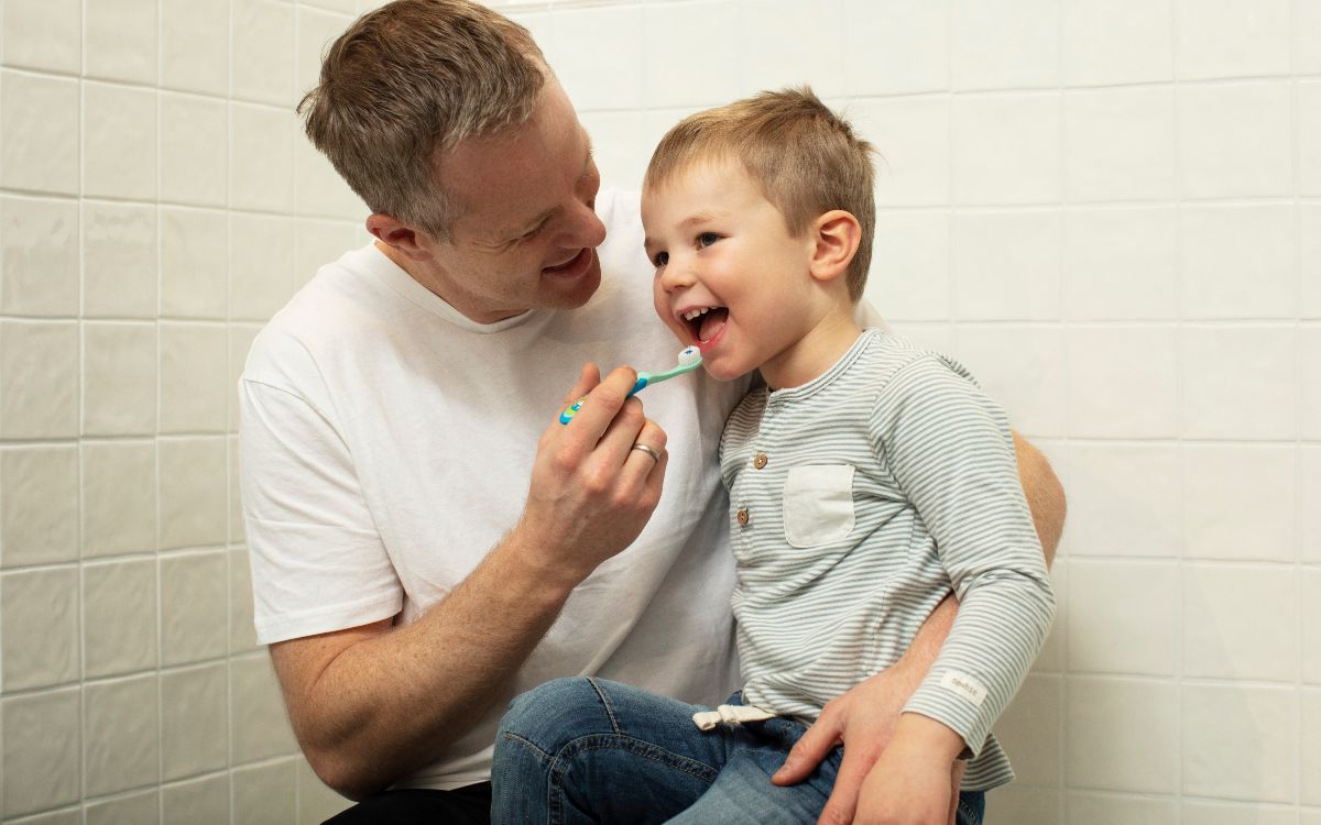 hjelpe barna med tannpussen