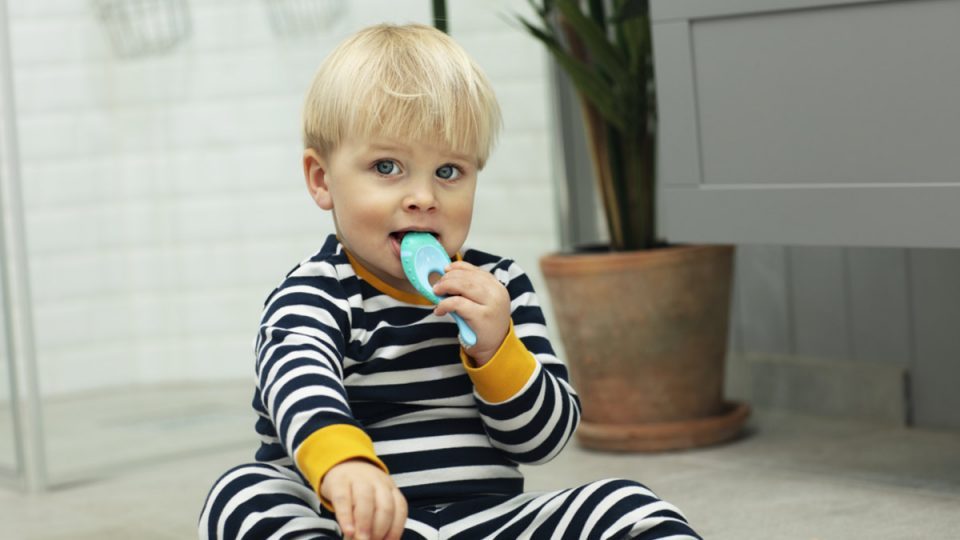 Barn som håller i Jordan barntandborste