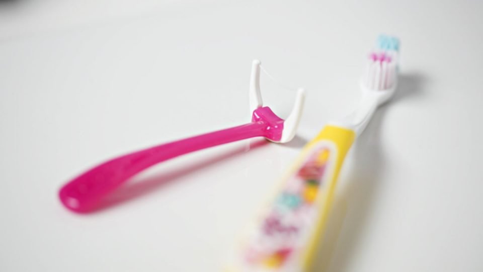 bør barn bruke tanntråd? Les her. Foto