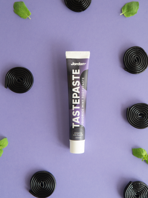 Jordan Tastepaste Liquorice Mint -hammastahna lilalla taustalla