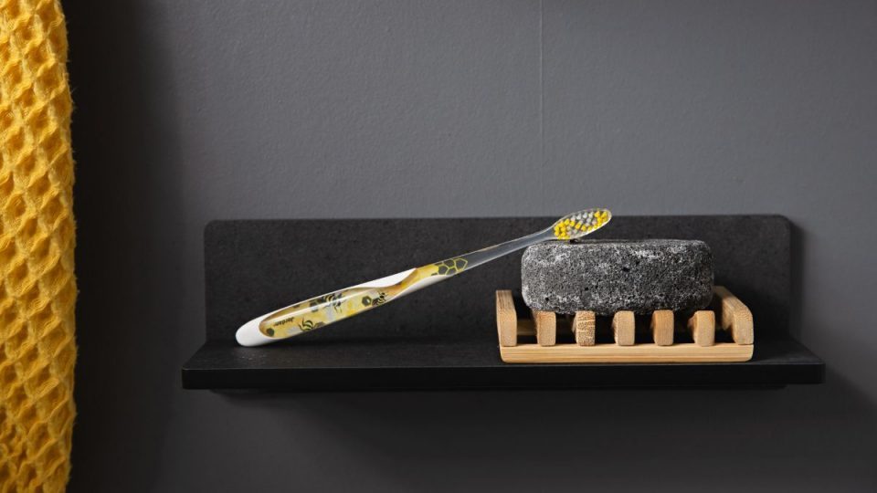 Tannbørste på badet - men vet du hvordan kaste munnpleieprodukter? FOTO.