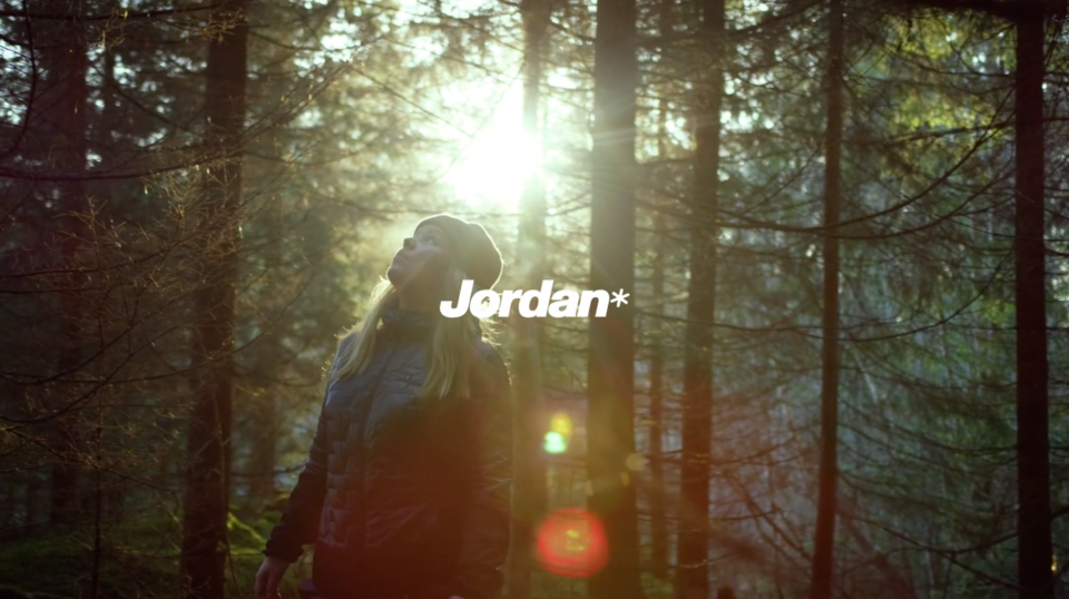Kvinna som jobbar med Jordan tandborstar och tandkräm går i skogen där solen tittar fram
