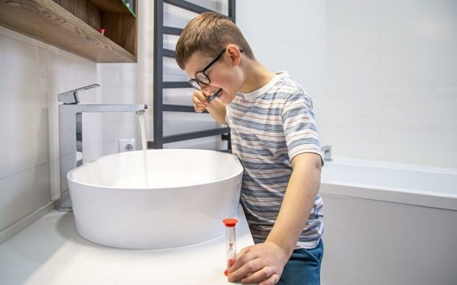 chłopiec myjący zęby szczoteczką