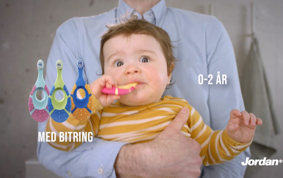 Barn som borstar tänderna med Jordan barntandborstar och tandkräm
