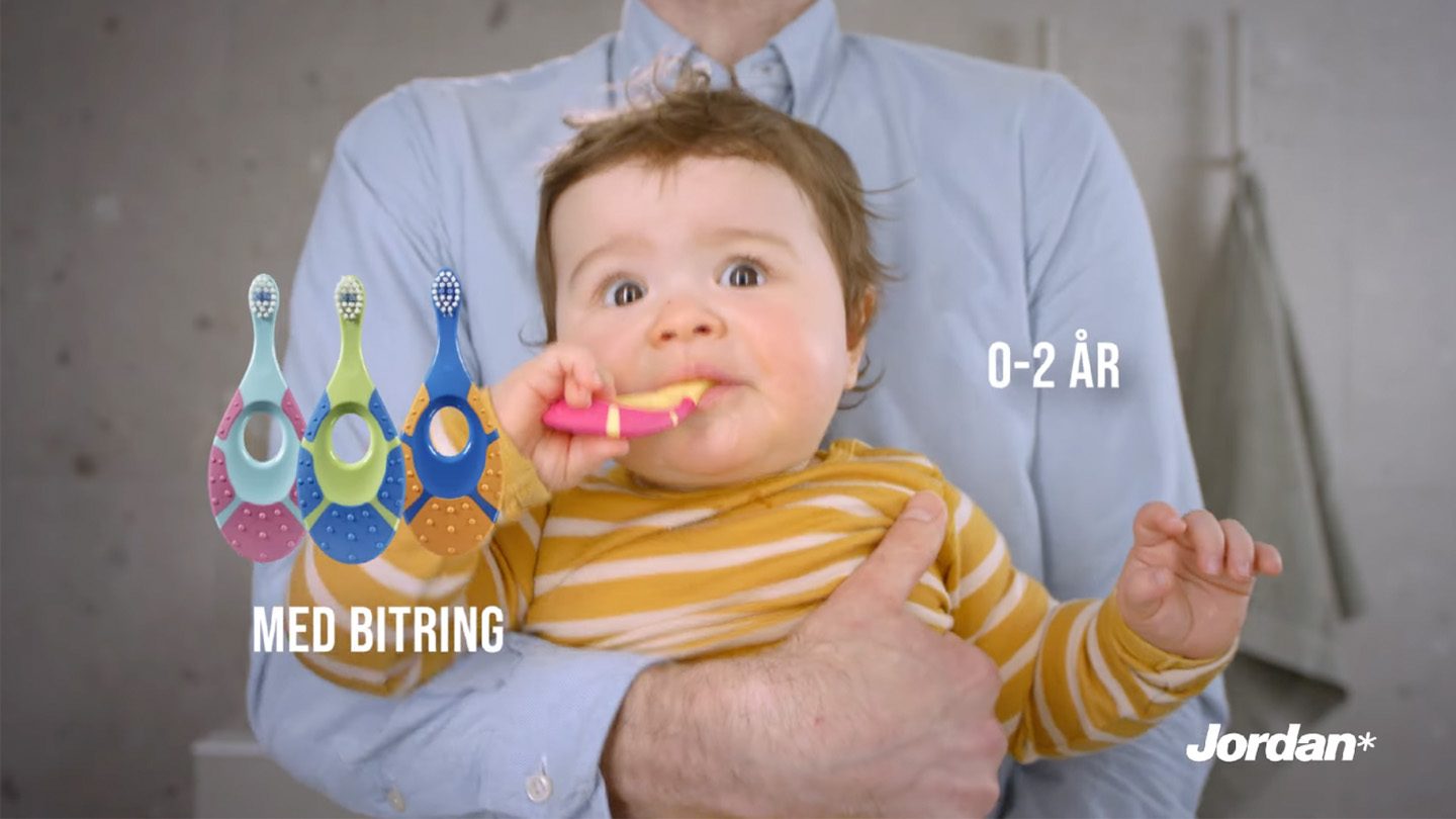 Barn som borstar tänderna med Jordan barntandborstar och tandkräm