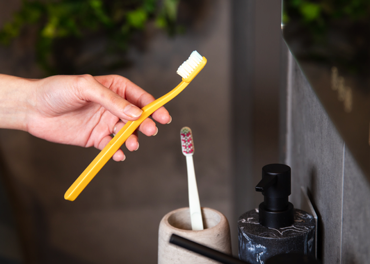 Bien choisir sa brosse à dents pour lutter contre la plaque dentaire