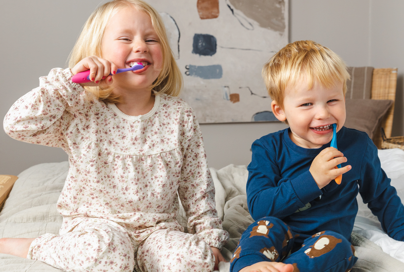 bimbo bimba lavano denti