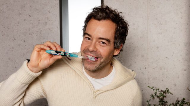 uomo-lava-denti-spazzolino
