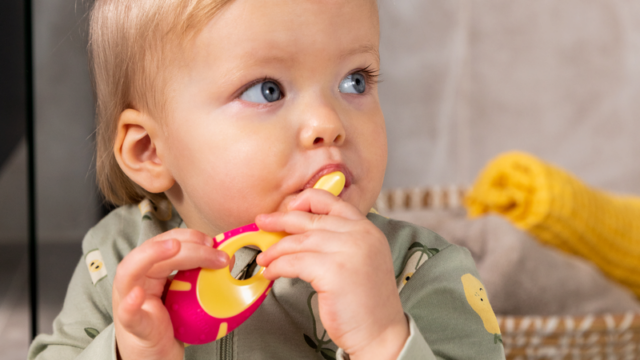 bambino con giocattolo da mordere per denti