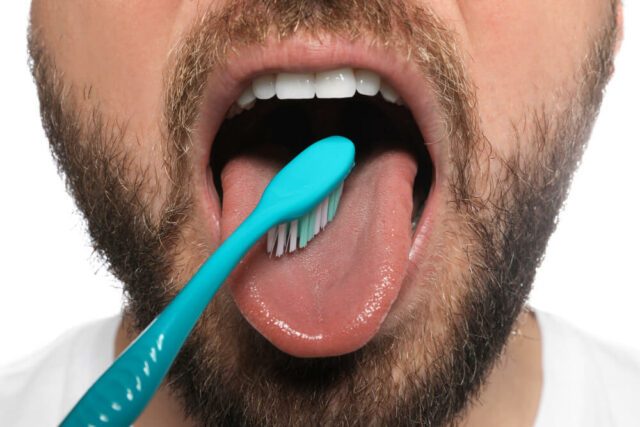 Regularne czyszczenie języka powinno być połączone z myciem zębów i nitowaniem