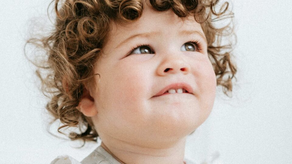 bambina-sorride-denti