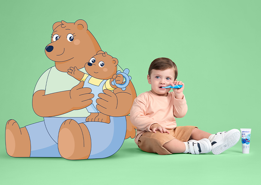 Chłopiec myjący zęby szczoteczką Jordan Step by Step - zdjęcie.