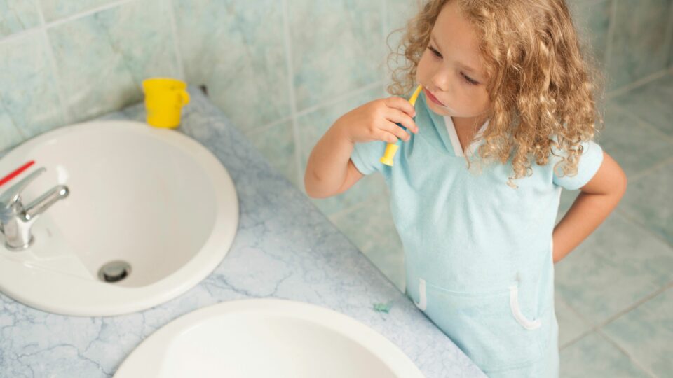 Bambina lava i dentini